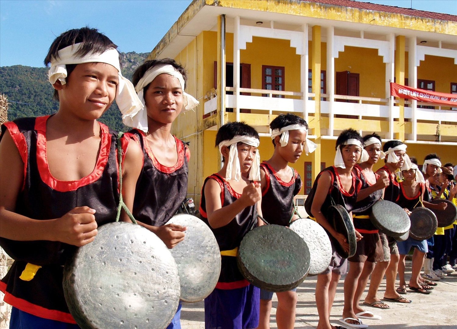 Đội mã la học sinh Trường Phổ thông Dân tộc nội trú Pi Năng Tắc Pi Năng Tắc do Nghệ nhân Ưu tú Mai Thấm truyền dạy. 