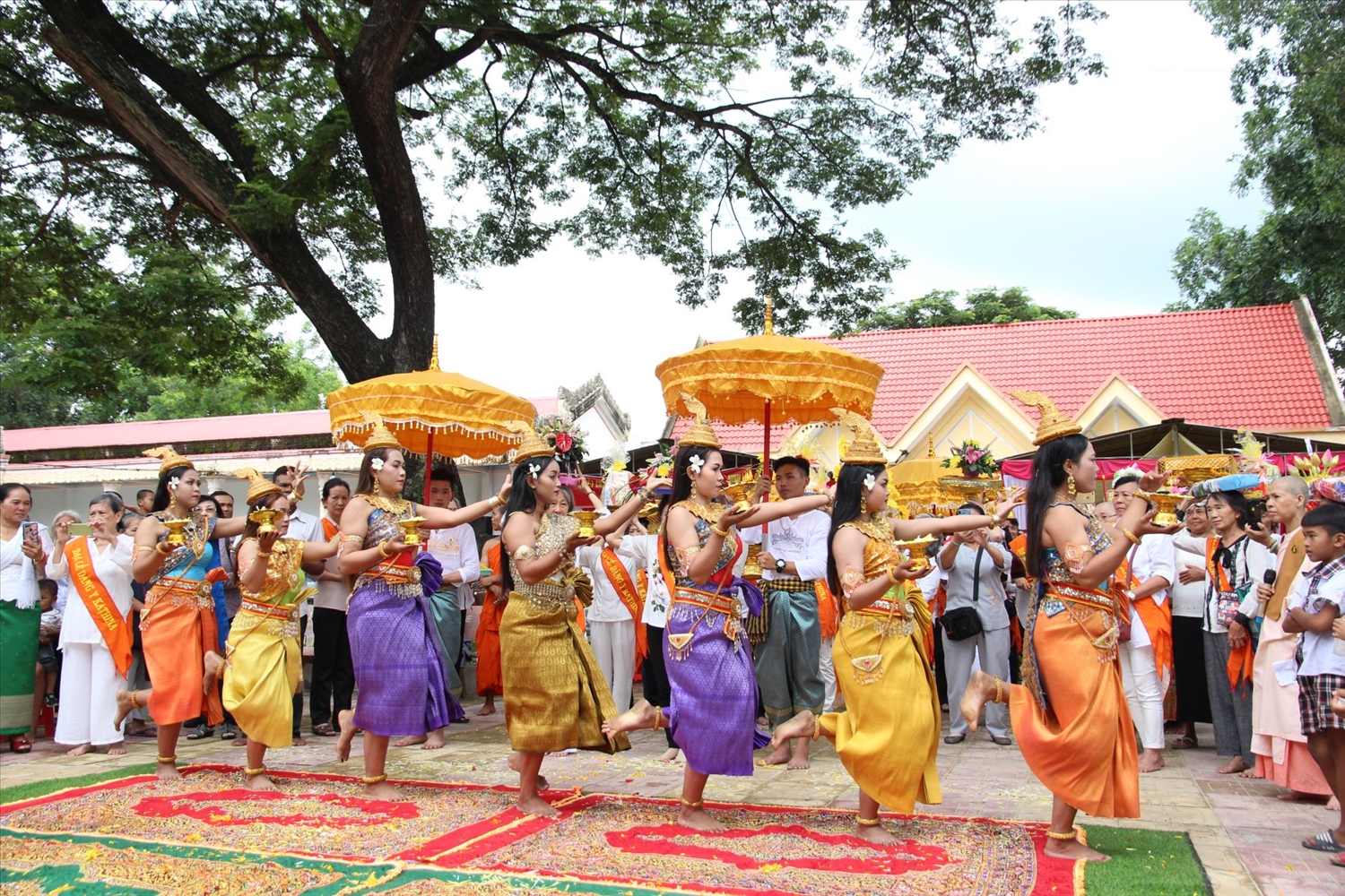 Đồng bào Khmer ở Thạnh Tân, thành phố Tây Ninh biểu diễn vũ điệu truyền thống mừng năm mới.
