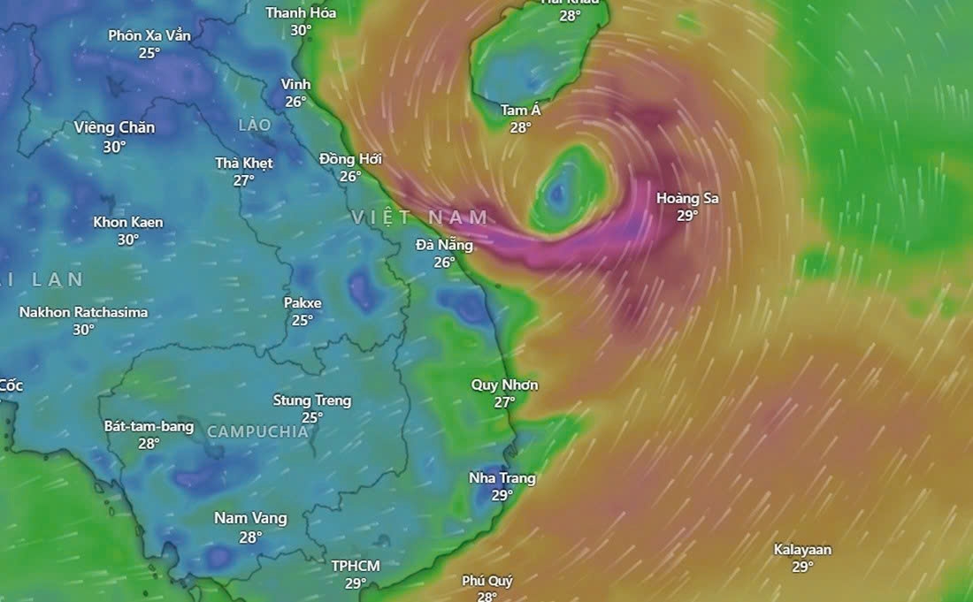Hiện bão số 1 đang cuộn xoáy ngoài Biển Đông - Ảnh: WINDY
