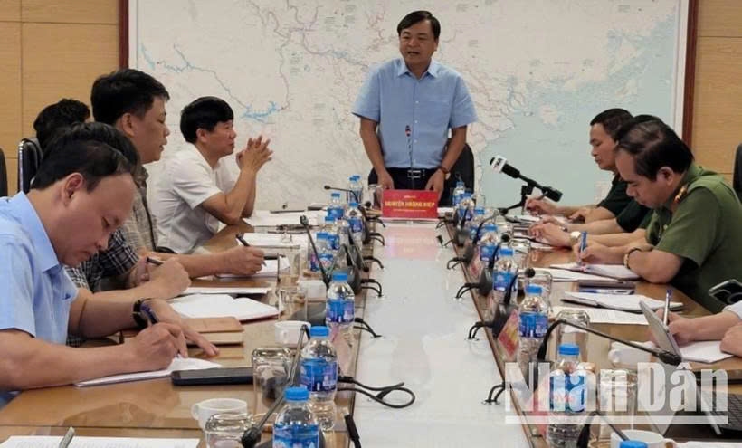 Thứ trưởng Bộ Nông nghiệp và Môi trường Nguyễn Hoàng Hiệp chỉ đạo Tại cuộc họp của Bộ Nông nghiệp và Môi trường về ứng phó với bão số 1 chiều 11/6. Ảnh: Báo Nhân Dân