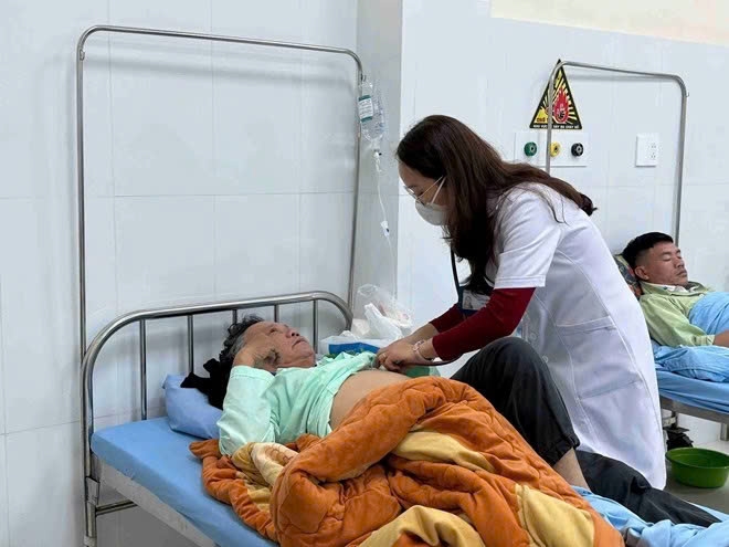 Một bệnh nhân bị ngộ độc do ăn nấm rừng điều trị tại Bệnh viện Đa khoa tỉnh Lâm Đồng. Ảnh: Lam Hồng.