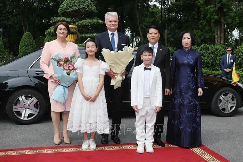 Chủ tịch nước Lương Cường và Phu nhân, cùng Tổng thống Cộng hoà Lithuania Gitanas Nauseda và Phu nhân với thiếu nhi Thủ đô tại lễ đón - Ảnh: TTXVN