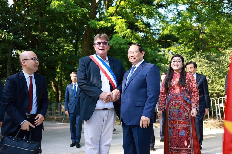 Lãnh đạo thành phố Montreuil đón Thủ tướng Chính phủ Phạm Minh Chính và Phu nhân - Ảnh: VGP/Nhật Bắc