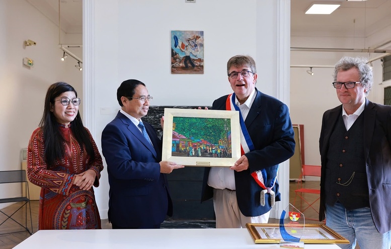 Thủ tướng Phạm Minh Chính trao Giải thưởng sáng tác, quảng bá tác phẩm văn học nghệ thuật, báo chí về chủ đề “Học tập và làm theo tư tưởng, đạo đức, phong cách Hồ Chí Minh” cho Giám đốc Bảo tàng Lịch sử sống Montreuil - Ảnh: VGP/Nhật Bắc