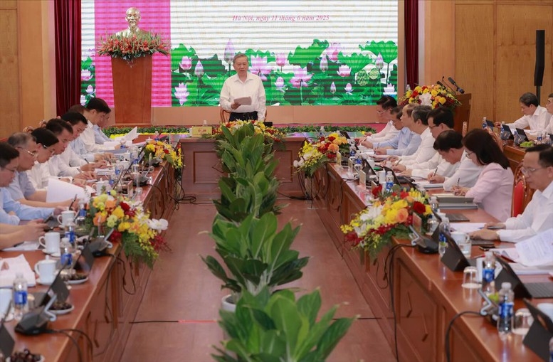 Tổng Bí thư nhấn mạnh tầm quan trọng của việc xây dựng đội ngũ cán bộ tuyên giáo, dân vận thật sự là những chiến sĩ kiên trung trên mặt trận tư tưởng, vận động quần chúng của Đảng - Ảnh: VGP/Vũ Phong