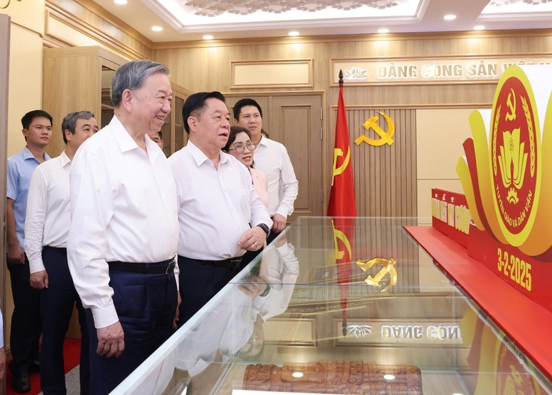 Tổng Bí thư tham quan Phòng Truyền thống của Ban Tuyên giáo và Dân vận Trung ương - Ảnh: VGP/Vũ Phong