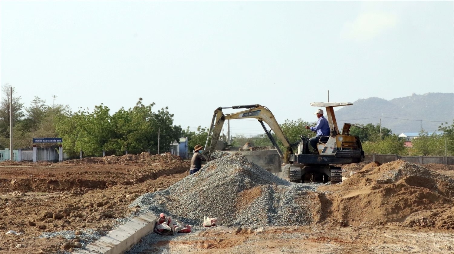 Xây dựng cơ ở hạ tầng khu tái định cư xã Bắc Sơn, huyện Thuận Bắc (Ảnh: Công Thử).