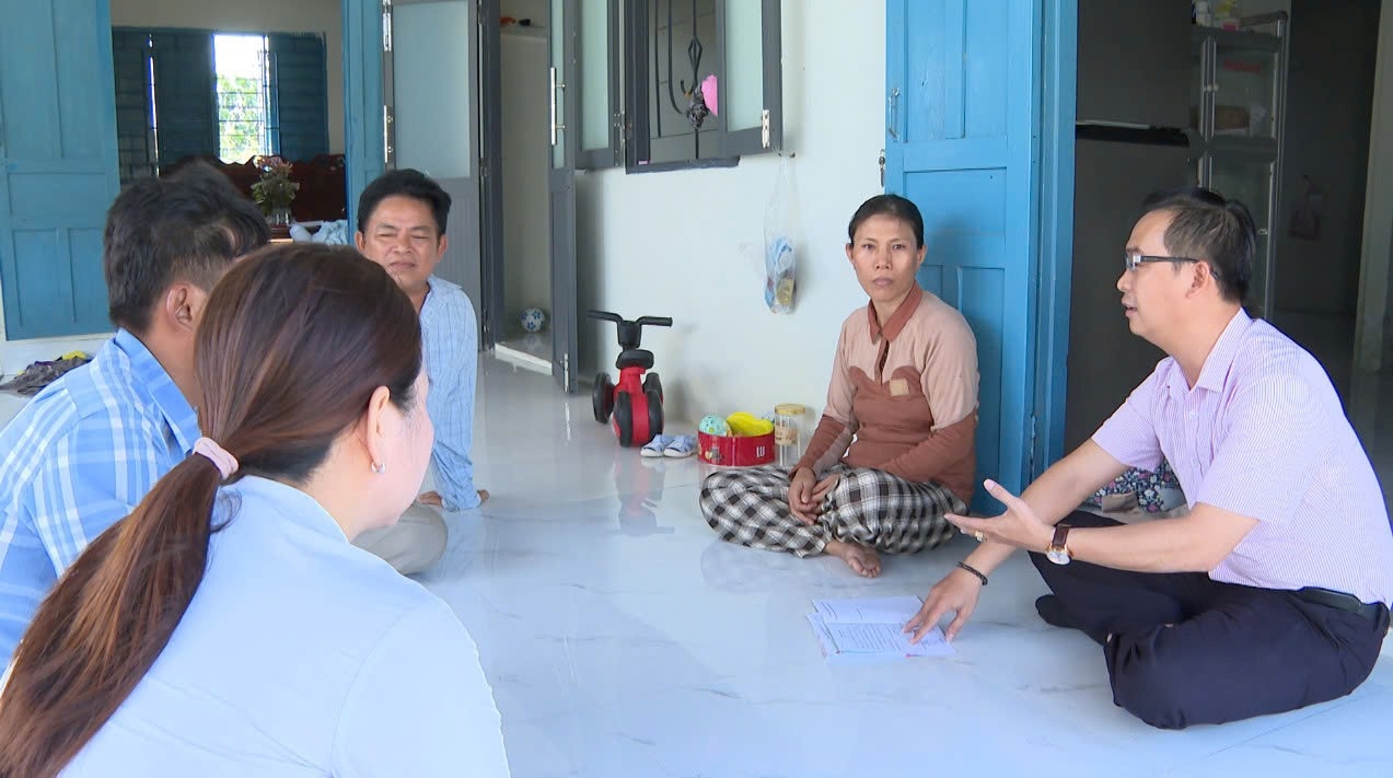 Cán bộ Ngân hàng Chính sách xã hội tỉnh Ninh Thuận “cõng” vốn tín dụng đến vùng sâu, vùng xa.