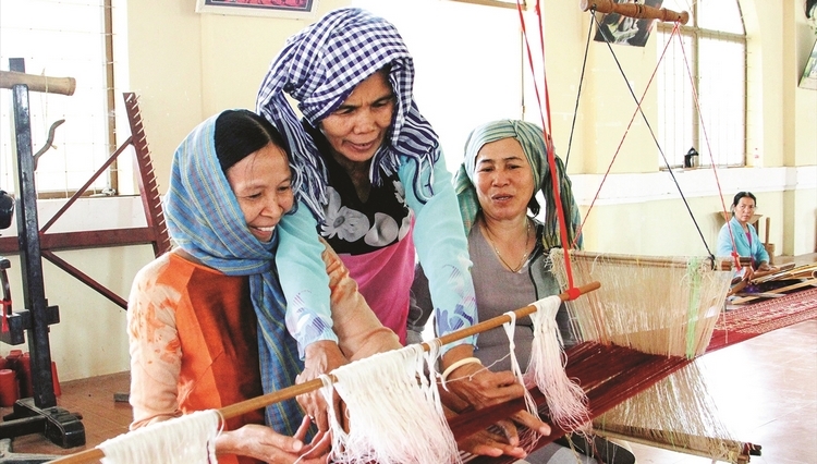 Nghệ nhân Ngành dệt thổ cẩm hướng dẫn phụ nữ Chăm kỹ thuật dệt hoa văn thổ cẩm cổ Chăm Mỹ Nghiệp (Ảnh minh họa).