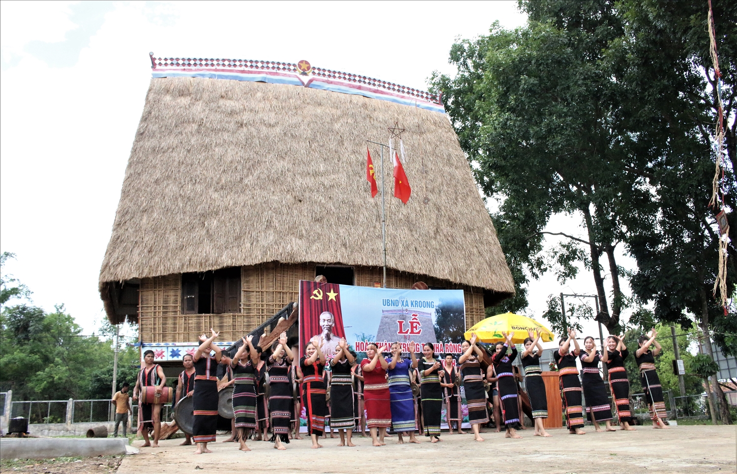 Đồng bào Ba Na làng Kroong Klah, xã Kroong, thành phố Kon Tum trình diễn cồng chiêng, múa xoang chào mừng khánh thành nhà rông mới được hỗ trợ sửa chữa từ nguồn vốn Chương trình MTQG 1719