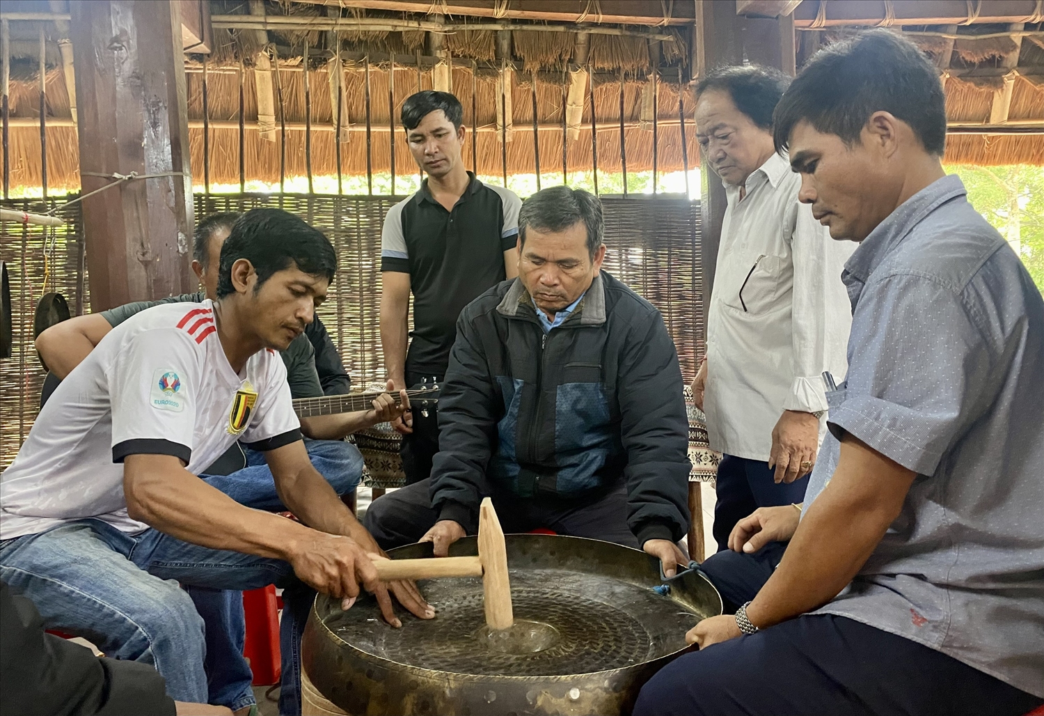 Từ nguồn vốn Chương trình MTQG 1719, tỉnh Kon Tum đã mở các lớp tập huấn kỹ thuật chỉnh âm cồng chiêng cho đồng bào DTTS ở các huyện, thành phố