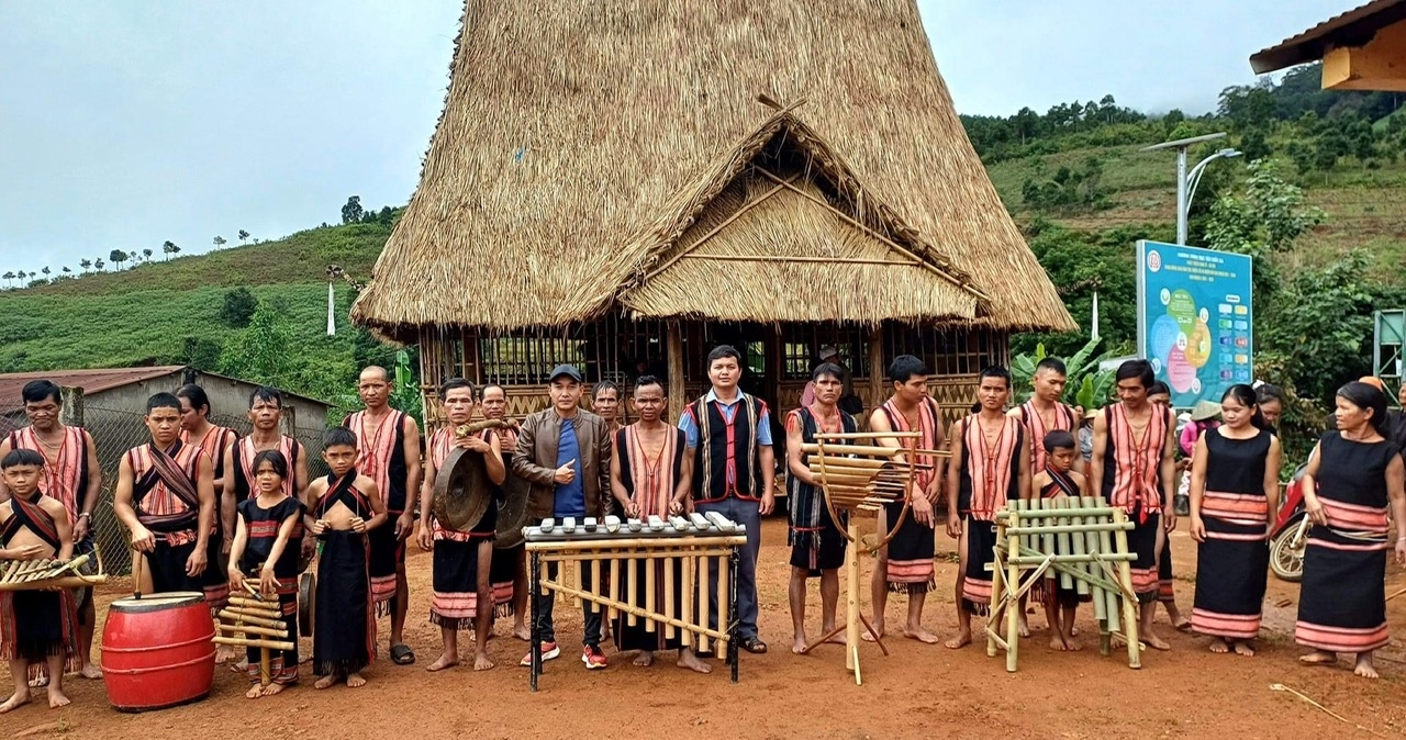 Đồng bào Xơ Đăng ở làng Lê Văng, xã Đăk Na, huyện Tu Mơ Rông được hỗ trợ trang phục truyền thống từ nguồn vốn Chương trình MTQG 1719