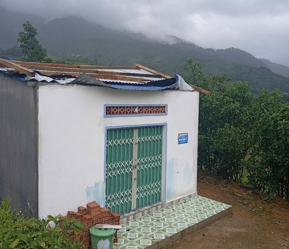 Căn nhà của hộ Y Niếp, thôn Đăk Sun, xã Ngọc Linh, huyện Đăk Glei bị tốc mái do mưa to, gió lớn