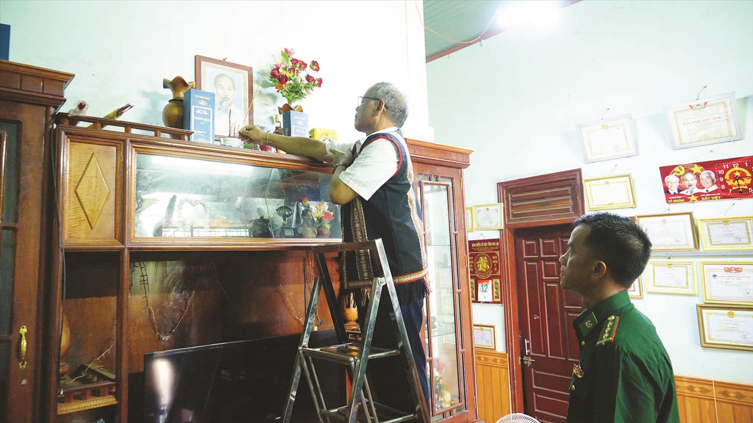 Trong ngôi nhà khang trang, ngăn nắp của già Ét, tấm ảnh Bác Hồ luôn đặt ở vị trí trang trọng, lập bàn thờ riêng để thể hiện tấm lòng hiếu kính với Bác