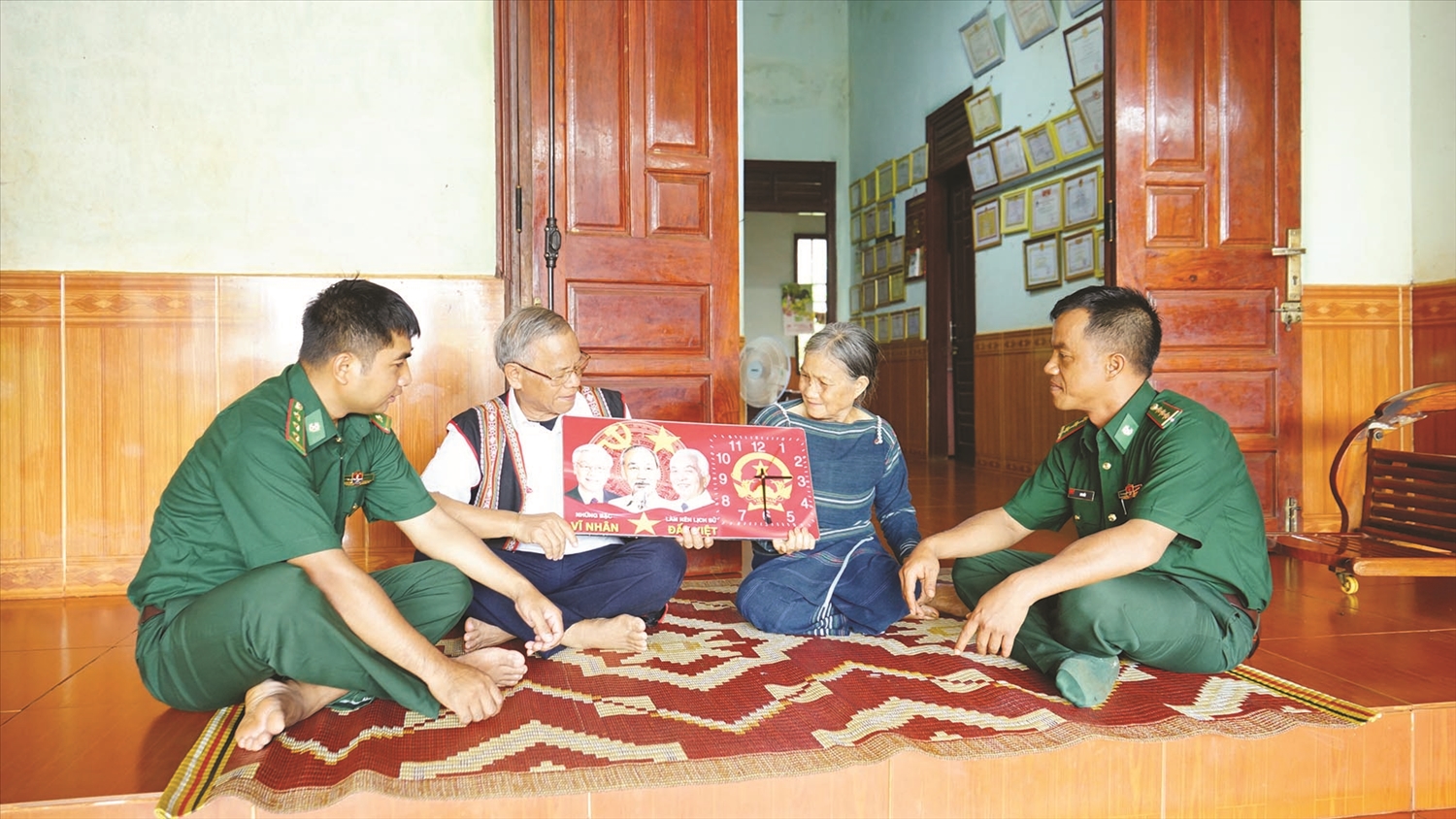 Già Ét cùng Bộ đội Biên phòng trao đổi, học hỏi kinh nghiệm tuyên truyền, vận động bà con không vi phạm pháp luật