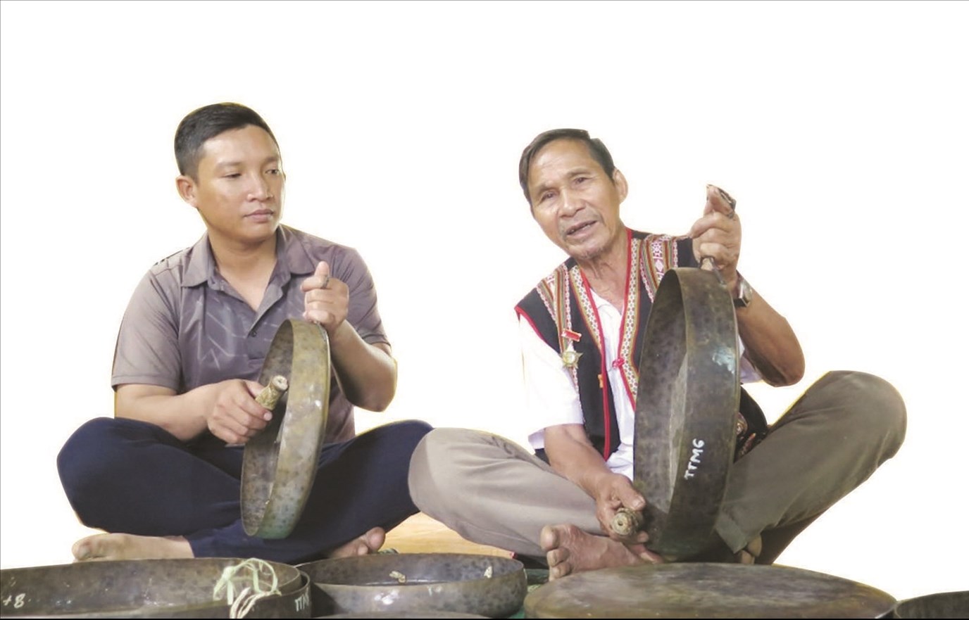 Ông Đinh Y Khoa luôn dành thời gian truyền dạy cách đánh cồng chiêng cho lớp trẻ, góp phần bảo tồn và phát huy giá trị văn hoá truyền thống của dân tộc
