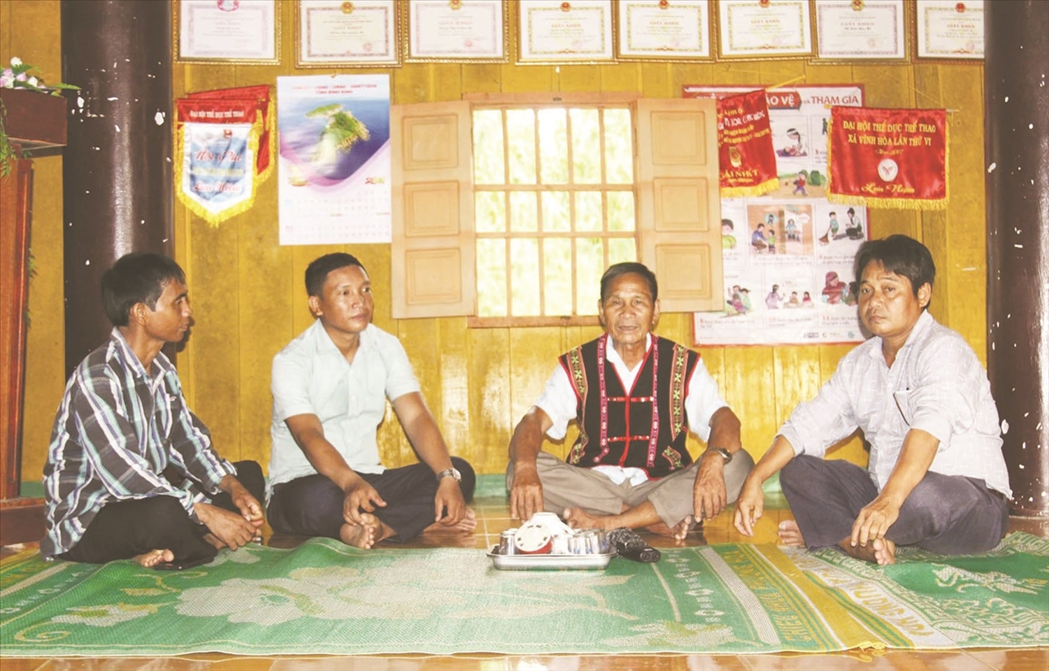 Ông Đinh Y Khoa thường xuyên đến từng nhà để tuyên truyền phòng, chống tảo hôn, hôn nhân cận huyết thống và giữ gìn giá trị văn hoá truyền thống tốt đẹp của dân tộc