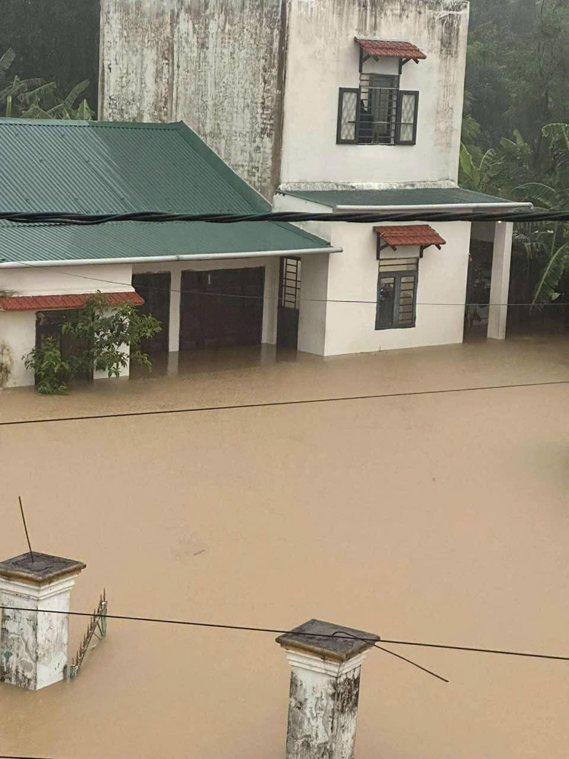 Nhiều nhà, đường bị ngập nghiêm trọng do mưa lớn.