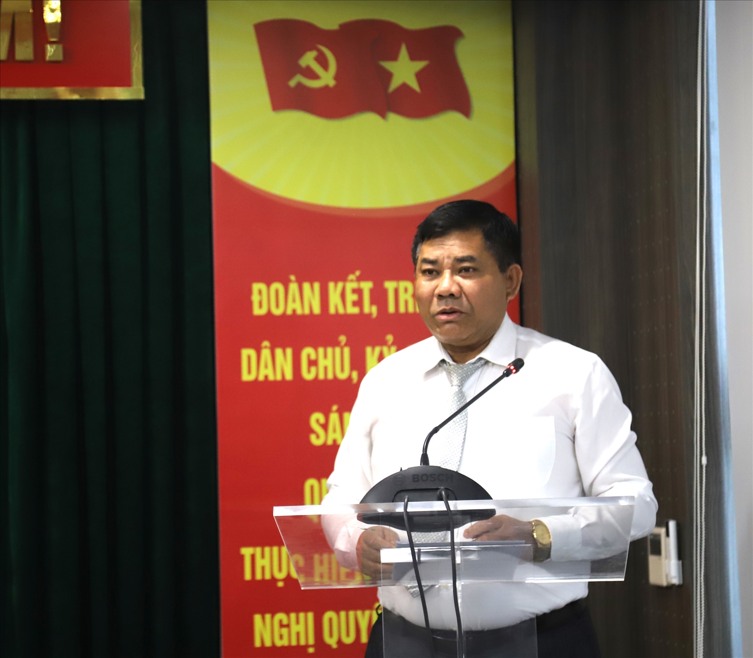 Ủy viên ban Thường vụ Đảng Ủy, Thứ trưởng Bộ Dân tộc và Tôn giáo Y Thông phát biểu chỉ đạo Đại hội