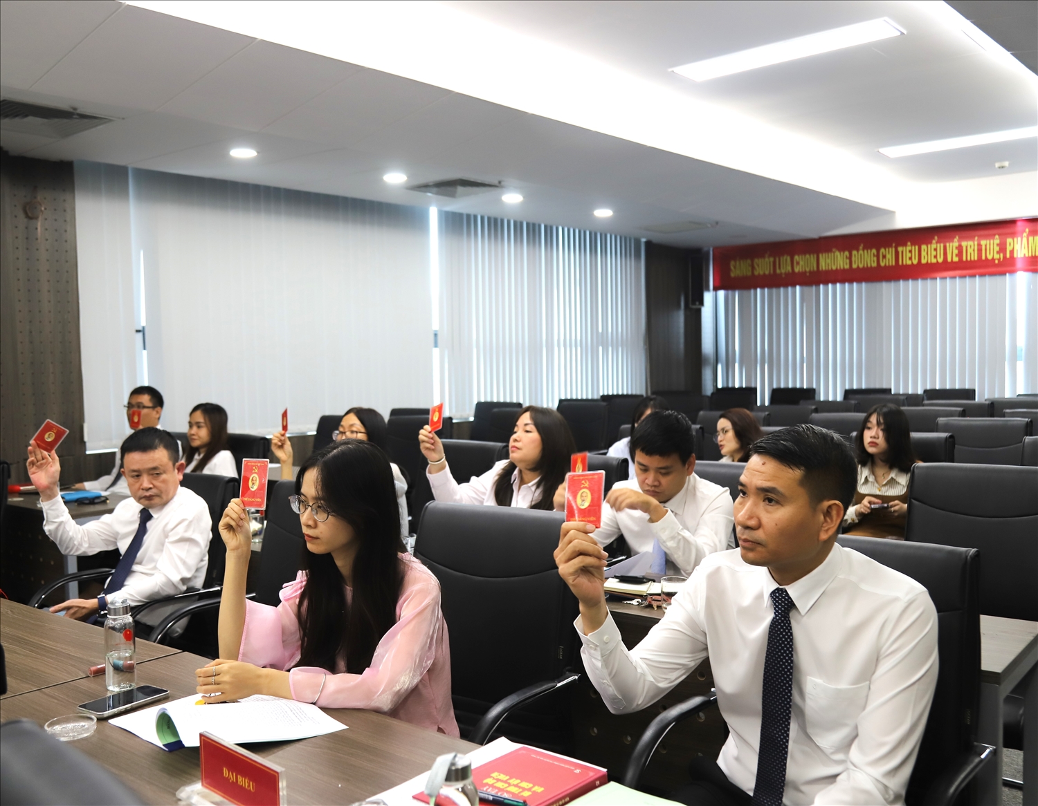 Các đại biểu biểu quyết thông qua các nội cung tại Đại hội