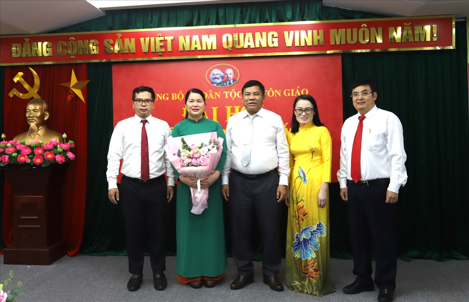 Đại hội Chi bộ đã bầu Ban Chấp hành Chi bộ khóa mới gồm 3 đồng chí. Đồng chí Hoàng Thị Lề được bầu làm Bí thư Chi bộ nhiệm kỳ 2025-2030