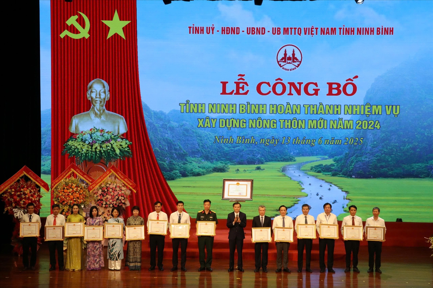 Bí thư Tỉnh ủy Ninh Bình Đoàn Minh Huấn trao bằng khen cho các tập thể có thành tích xuất sắc trong thực hiện nhiệm vụ xây dựng NTM trên địa bàn tỉnh. Ảnh: Đình Minh