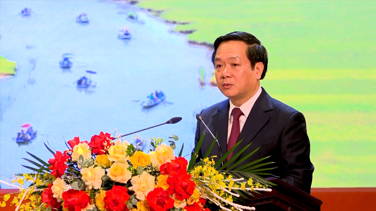 Ông Phạm Quang Ngọc - Chủ tịch UBND tỉnh Ninh Bình khái quát quá trình 15 năm xây dựng NTM của Ninh Bình. Ảnh: Đình Minh