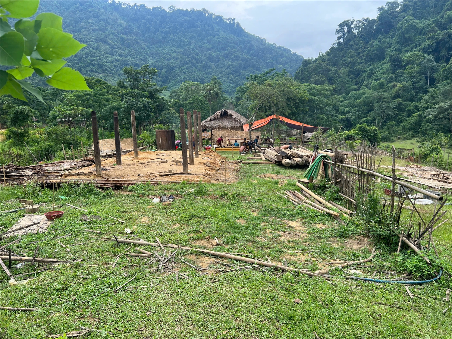 Một nếp nhà đã gần tháo dỡ xong