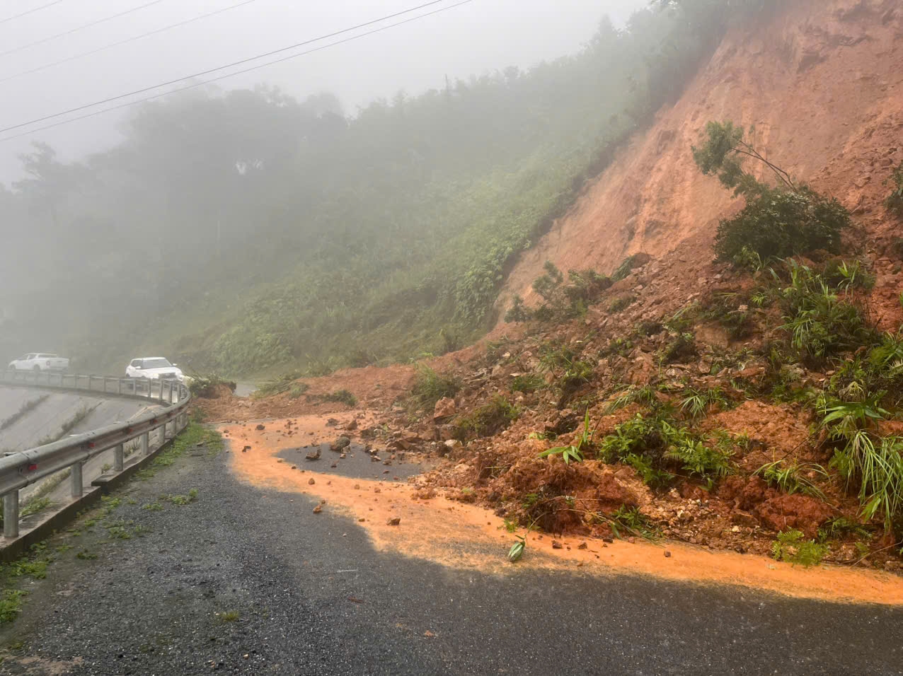 Tại km 195, đường mòn Hồ Chí Minh nhánh Tây đã sạt lở gây ách tác giao thông