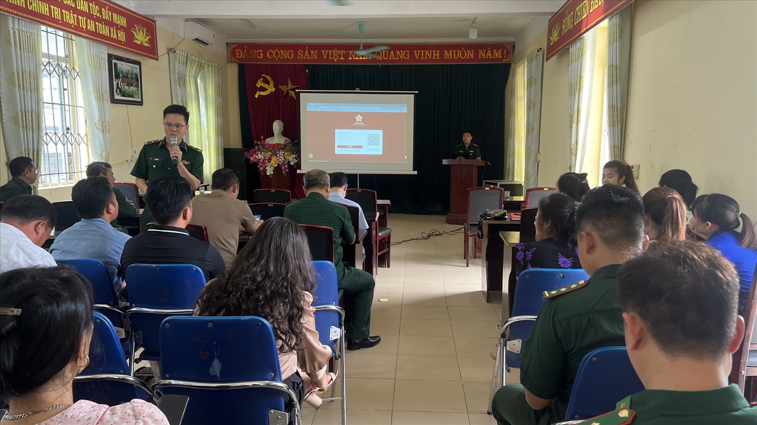 Đại diện Đồn Biên phòng Pa Tần giới thiệu tổng quan về chuyển đổi số.