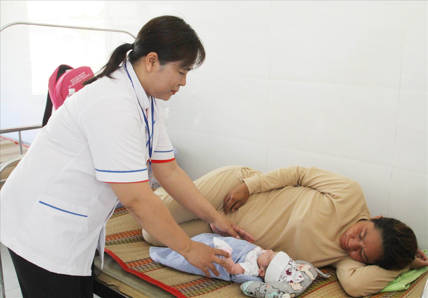 Phụ nữ dân tộc Raglay xã Ma Nới, huyện Ninh Sơn, sinh con tại Trạm Y tế. 