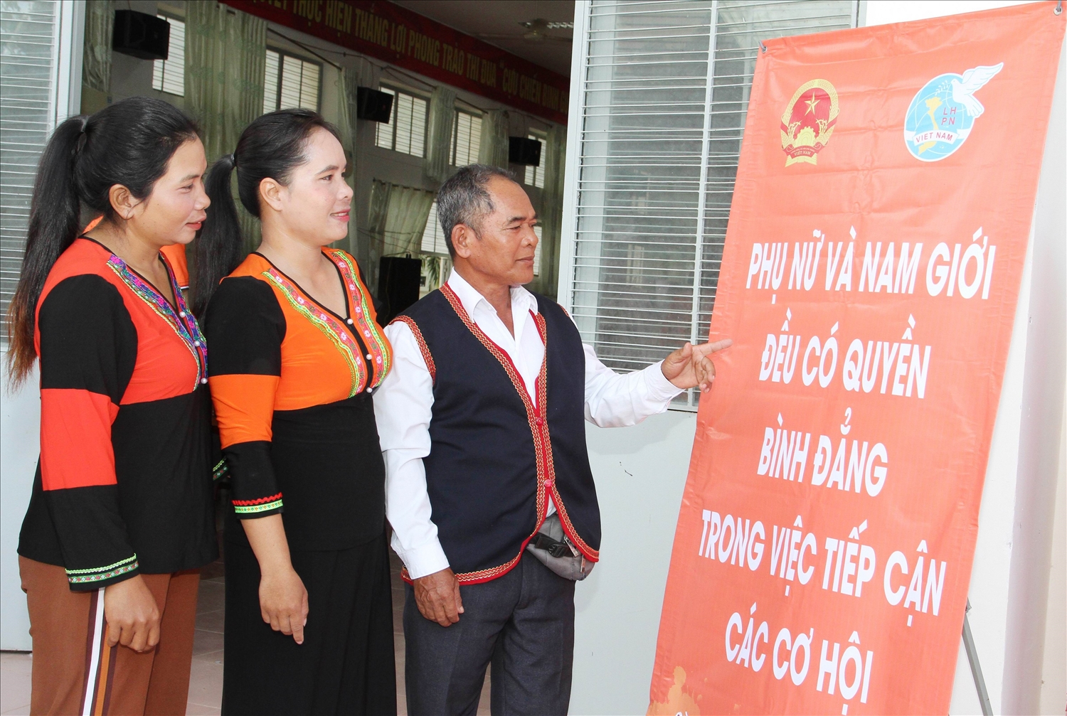 Người có uy tín Patâu A Xá Duối- Tổ trưởng truyền thông cộng đồng thôn Ma Ty xã Phước Thắng, huyện Bác Ái, trao đổi với phụ nữ Raglay nội dung truyền thông bình đẳng giới. 