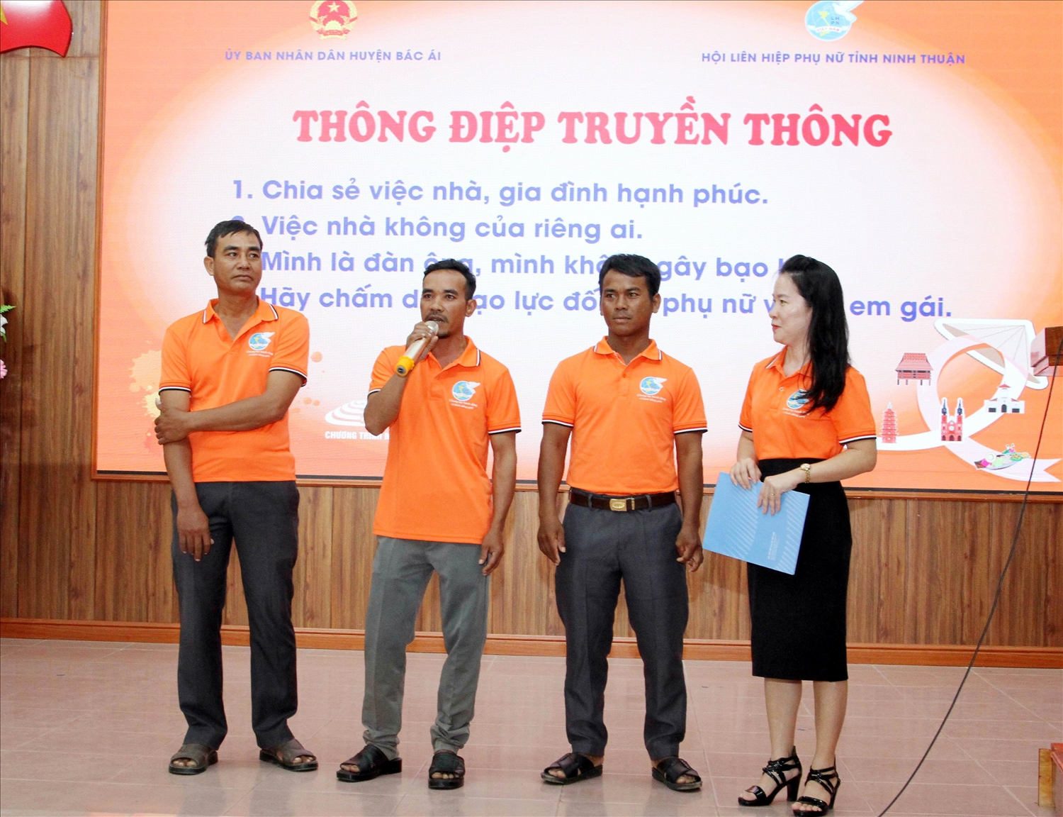 Nam thanh niên dân tộc Raglay huyện Bác Ái tham gia truyền thông phòng chống bạo lực gia đình. 