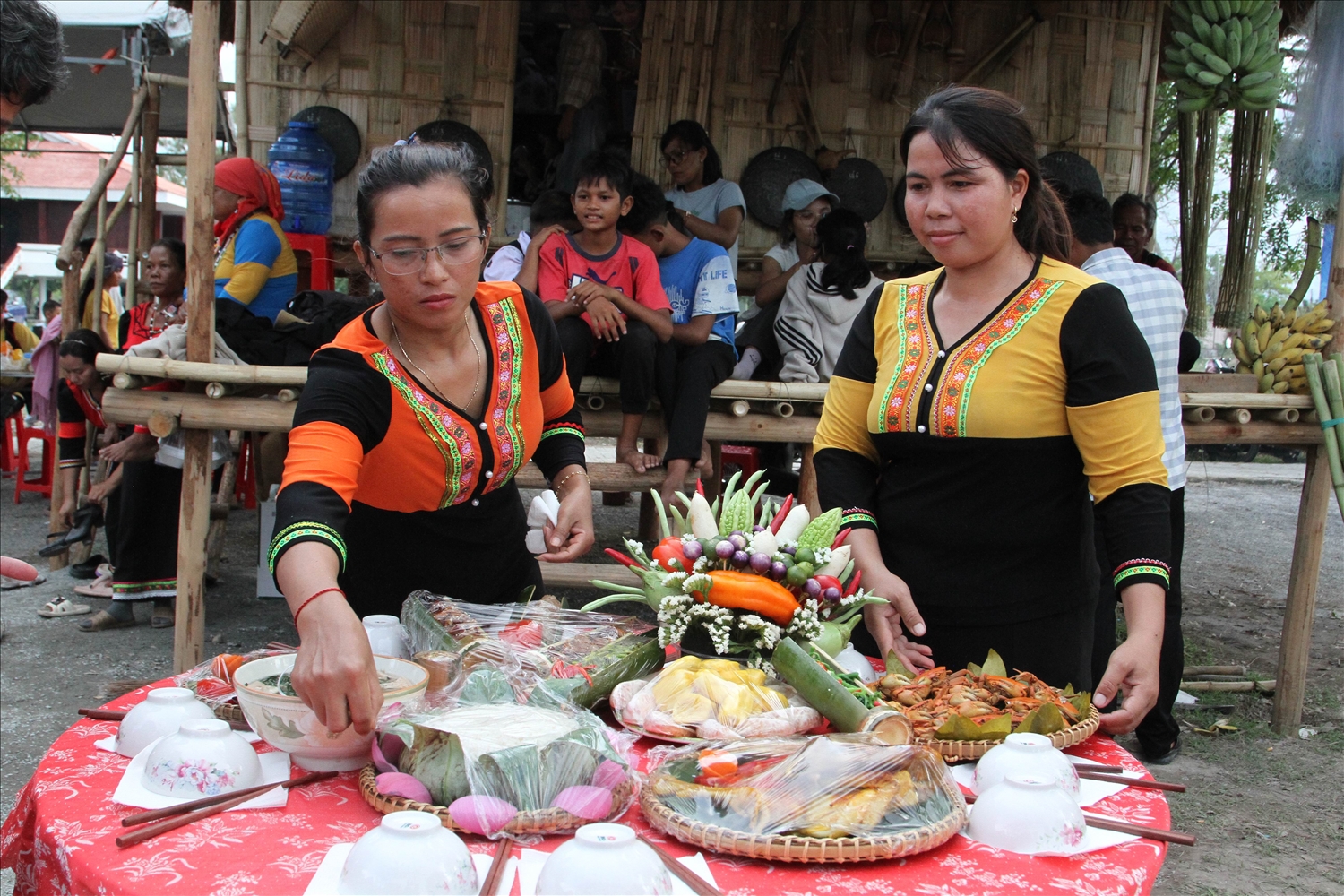 Hội viên phụ nữ xã Phước Hòa trình bày ẩm thực truyền thống tại Lễ hội Văn hóa Raglay huyện Bác Ái. 
