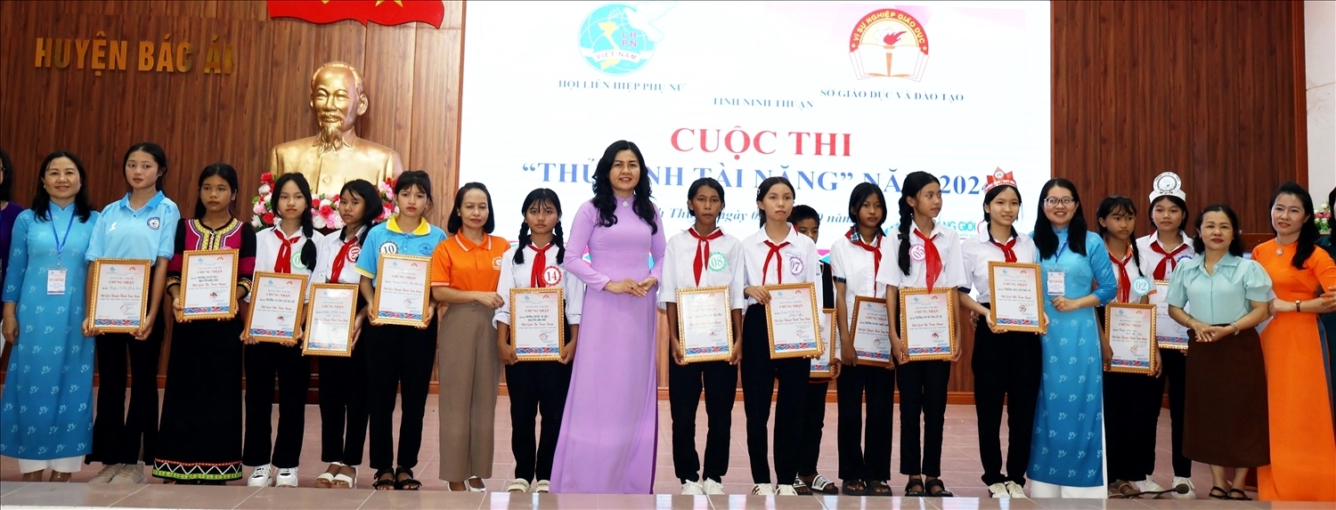 Bà Phan Thị Ngân Hạnh, Chủ tịch Hội LHPN tỉnh Ninh Thuận (đứng giữa) trao giải thưởng cho các đơn vị tham gia cuộc thi Thủ lĩnh tài năng.
