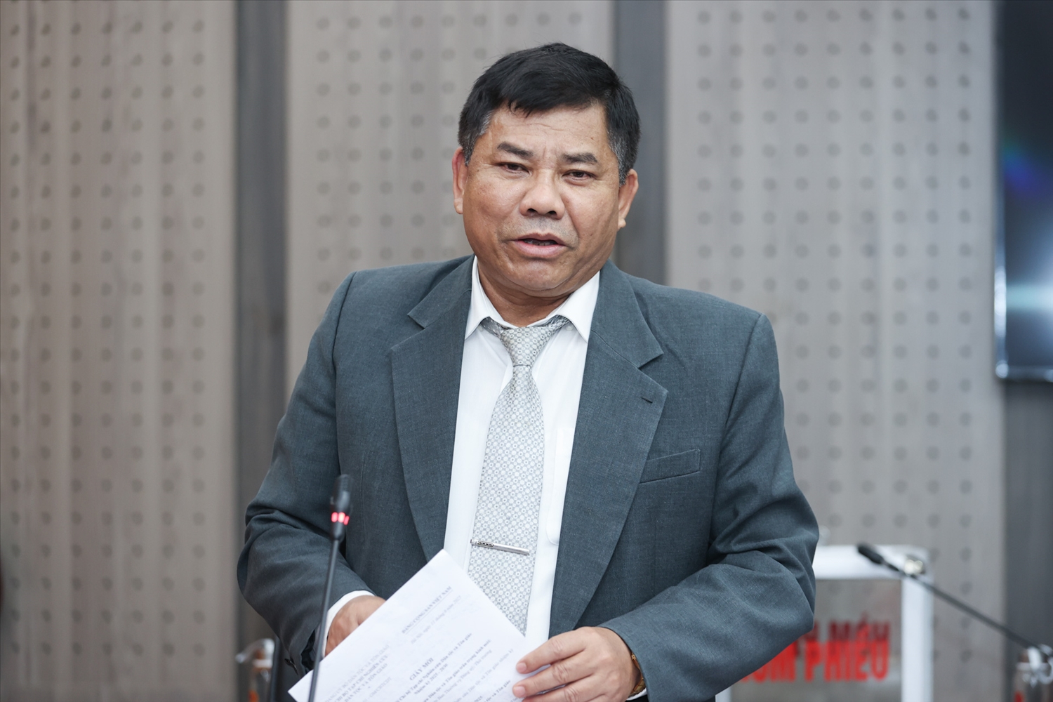 Đồng chí Y Thông, Uỷ viên Ban Thường vụ Đảng uỷ, Thứ trưởng Bộ Dân tộc và Tôn giáo phát biểu tại đại hội. Ảnh: Anh Dũng 