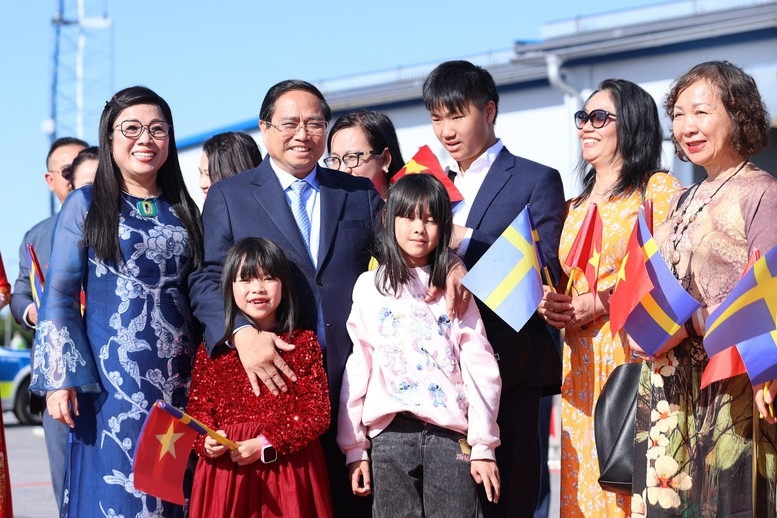 Cán bộ, nhân viên Đại sứ quán và cộng đồng người Việt Nam tại Thụy Điển tiễn Thủ tướng Phạm Minh Chính và Phu nhân - Ảnh: VGP/Nhật Bắc