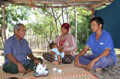 Ông Mai Liên (bìa trái) tích cực tham gia các buổi hòa giải ở cơ sở (Ảnh minh họa).
