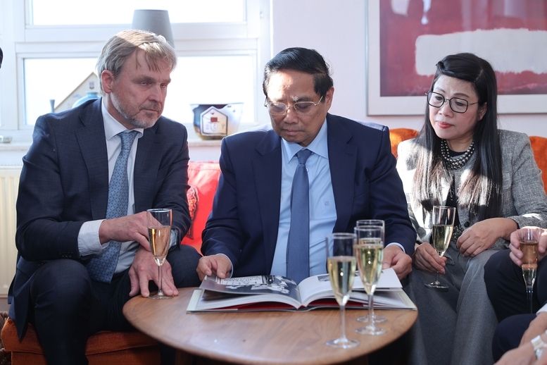 Thủ tướng trân trọng mời các thành viên trong đại gia đình cố Thủ tướng Olof Palme tới thăm lại Việt Nam, qua đó cảm nhận rõ hơn giá trị, ý nghĩa to lớn của những việc mà cố Thủ tướng Olof Palme đã làm với Việt Nam, cảm nhận tình cảm của phía Việt Nam dành cho gia đình - Ảnh: VGP/Nhật Bắc
