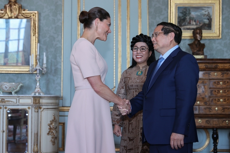 Công chúa kế vị Victoria vui mừng chào đón Thủ tướng Phạm Minh Chính và Phu nhân cùng Đoàn đại biểu cấp cao Việt Nam thăm chính thức Vương quốc Thụy Điển - Ảnh: VGP/Nhật Bắc