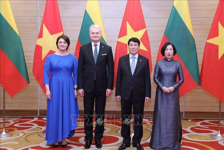 Chủ tịch nước Lương Cường và Phu nhân với Tổng thống Lithuania Gitanas Nauseda và Phu nhân dự tiệc chiêu đãi - Ảnh: TTXVN