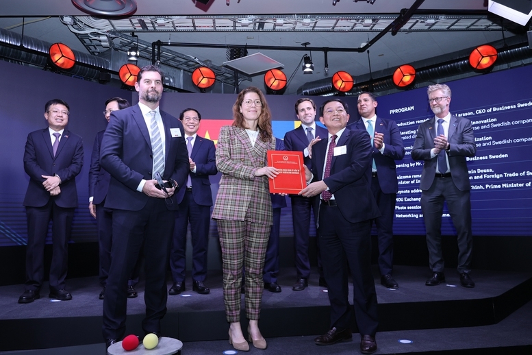 Thủ tướng Phạm Minh Chính và Bộ trưởng Bộ Hợp tác quốc tế và Ngoại thương Thụy Điển chứng kiến đại diện UBND tỉnh Bình Định trao giấy chứng nhận đầu tư cho Công ty Syre Thụy Điển xây dựng Nhà máy tái chế vải Polyester công nghệ cao tại Bình Định với khoản đầu tư gần 1 tỷ USD. - Ảnh: VGP/Nhật Bắc