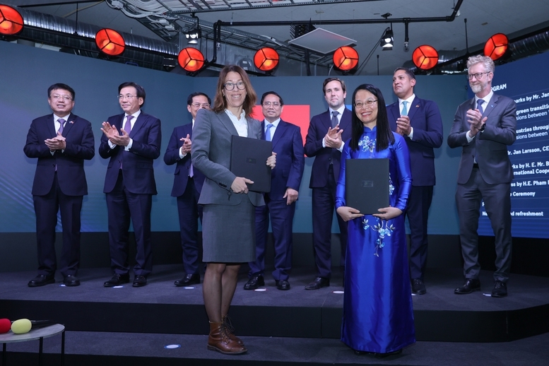 Thủ tướng Phạm Minh Chính và Bộ trưởng Bộ Hợp tác quốc tế và Ngoại thương Thụy Điển chứng kiến trao thỏa thuận hợp tác về nghiên cứu và phát triển giải pháp công nghệ về trí tuệ nhân tạo giữa Tập đoàn FPT và WARA Media & Language – hệ sinh thái nghiên cứu AI thuộc tổ chức nghiên cứu tư nhân lớn nhất Thụy Điển - Ảnh: VGP/Nhật Bắc