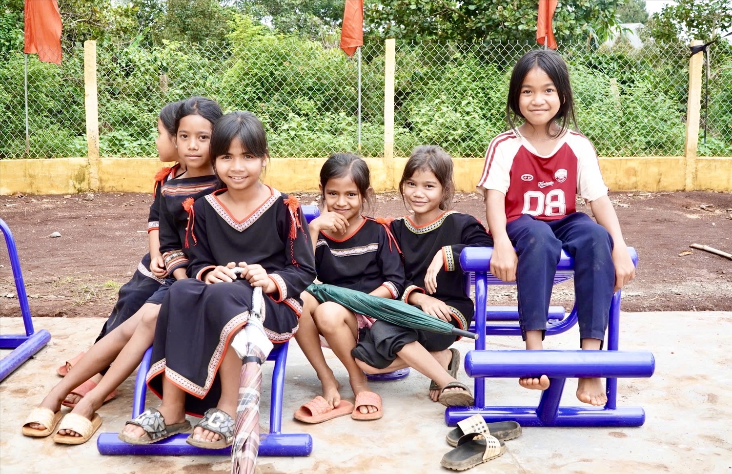 Các em nhỏ làng Mrông Yố 1, xã Ia Ka thích thú, vui chơi bên công trình công trình “Không gian thể thao thanh niên - Tiếp năng lượng, bừng sức trẻ”