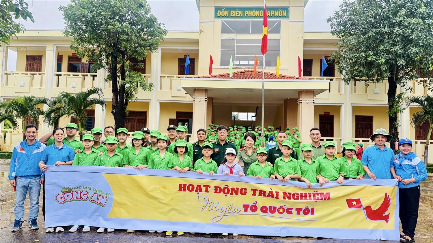 Các em thiếu nhi tham gia Chương trình “Học làm chiến sĩ công an” hoạt động trải nghiệm tại Đồn Biên phòng Ia Pnôn, xã biên giới Ia Pnôn, huyện Đức Cơ