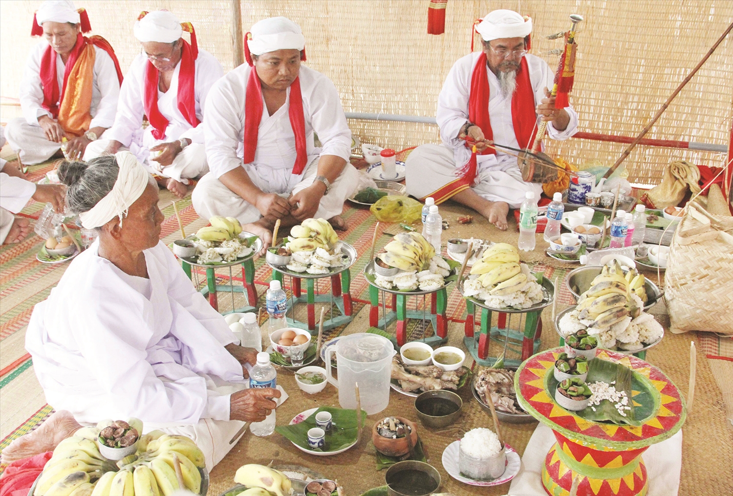 Bà bóng Ngân Thị Đồn thực hiện nghi thức dâng lễ vật cúng thần linh tại Lễ hội Rija Nưgar vào ngày 10/5/2025 dương lịch
