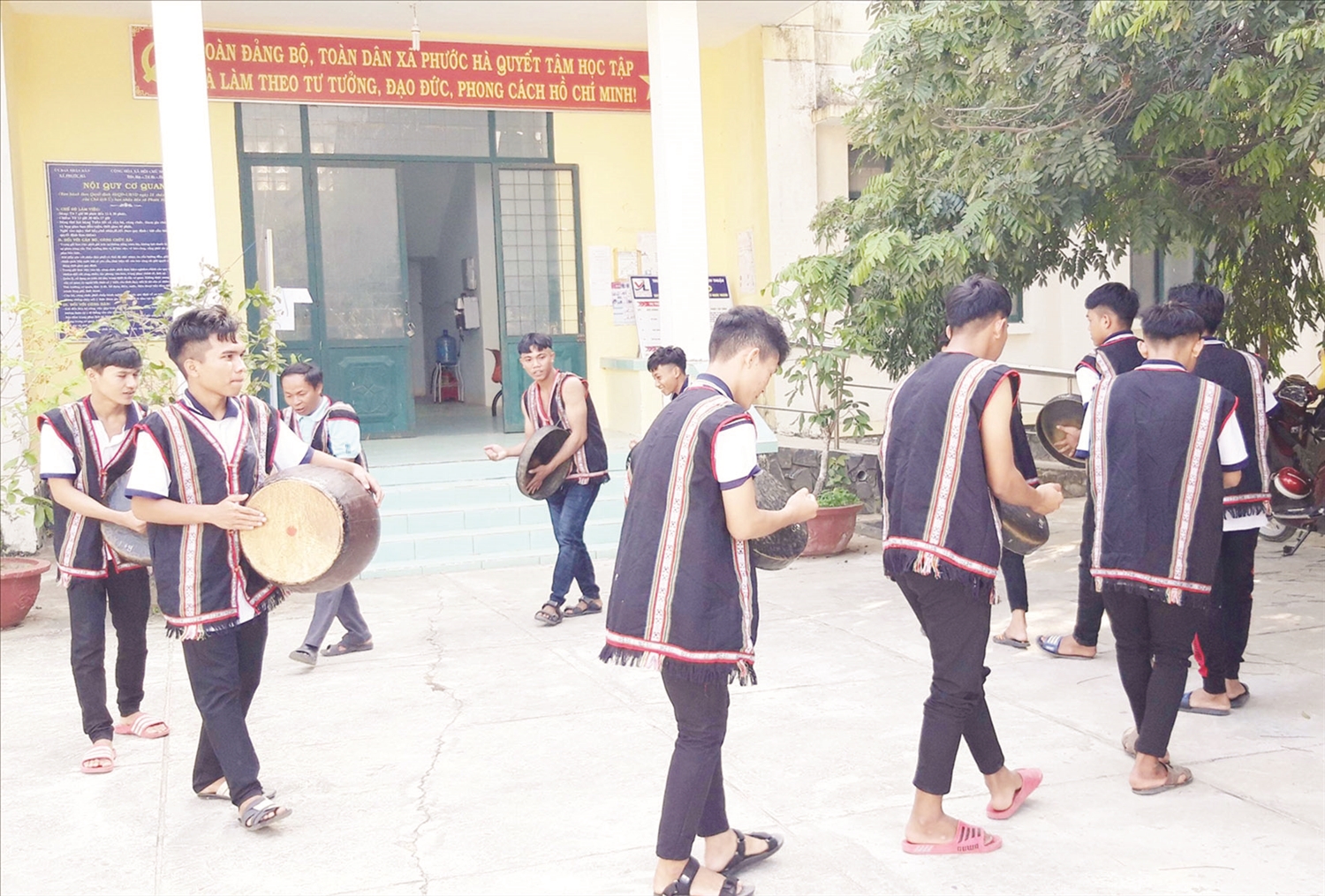 Học sinh tại xã Phước Hà, huyện Thuận Nam học biểu diễn nhạc cụ của dân tộc Raglay