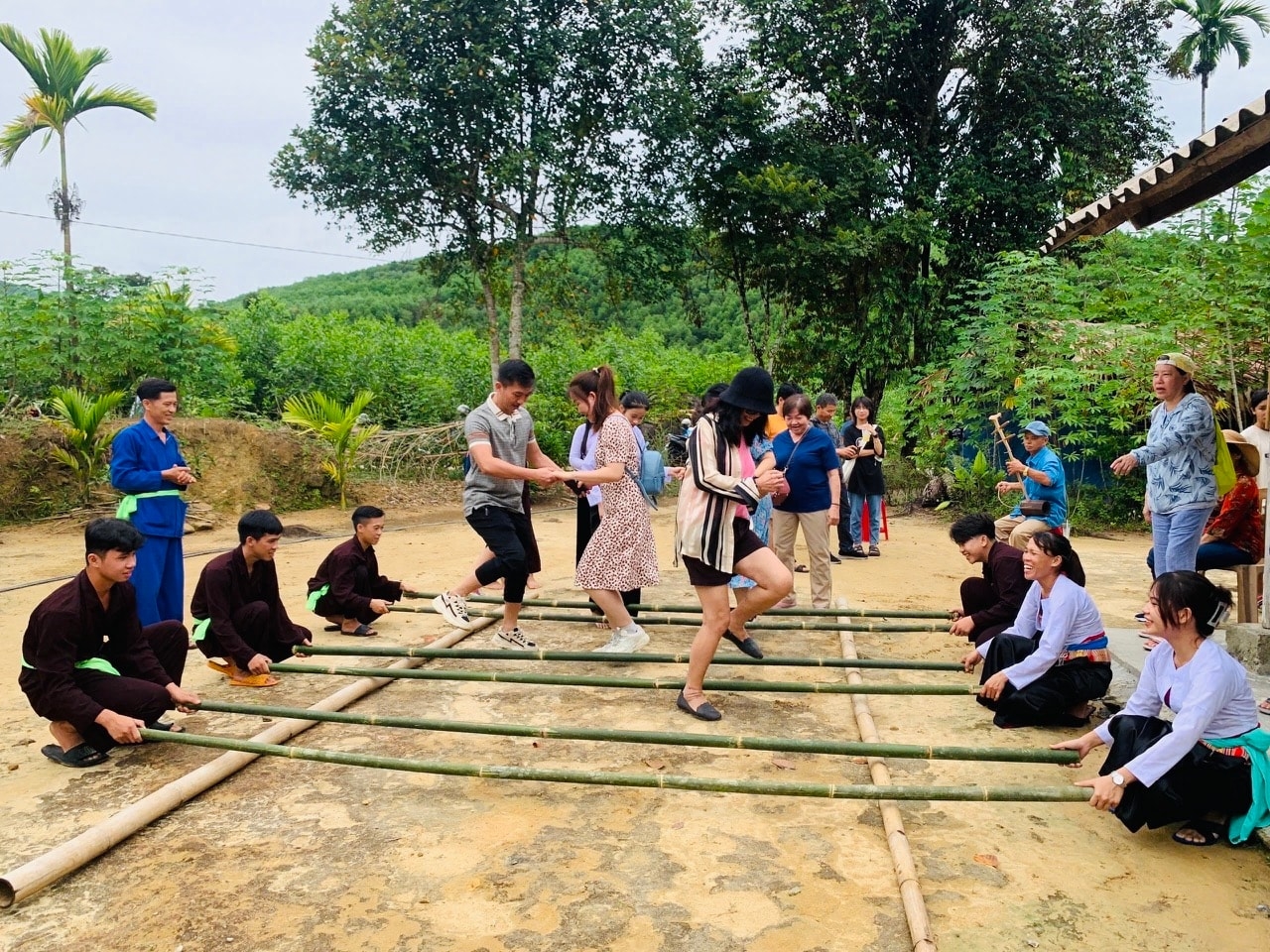 Du khách trải nghiệm nhảy sạp tại các điểm du lịch cộng đồng ở Bắc Trà My.