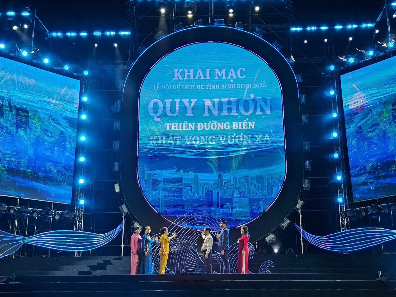 Các đại biểu ấn nút khai mạc lễ hội mùa hè ở Bình Định.