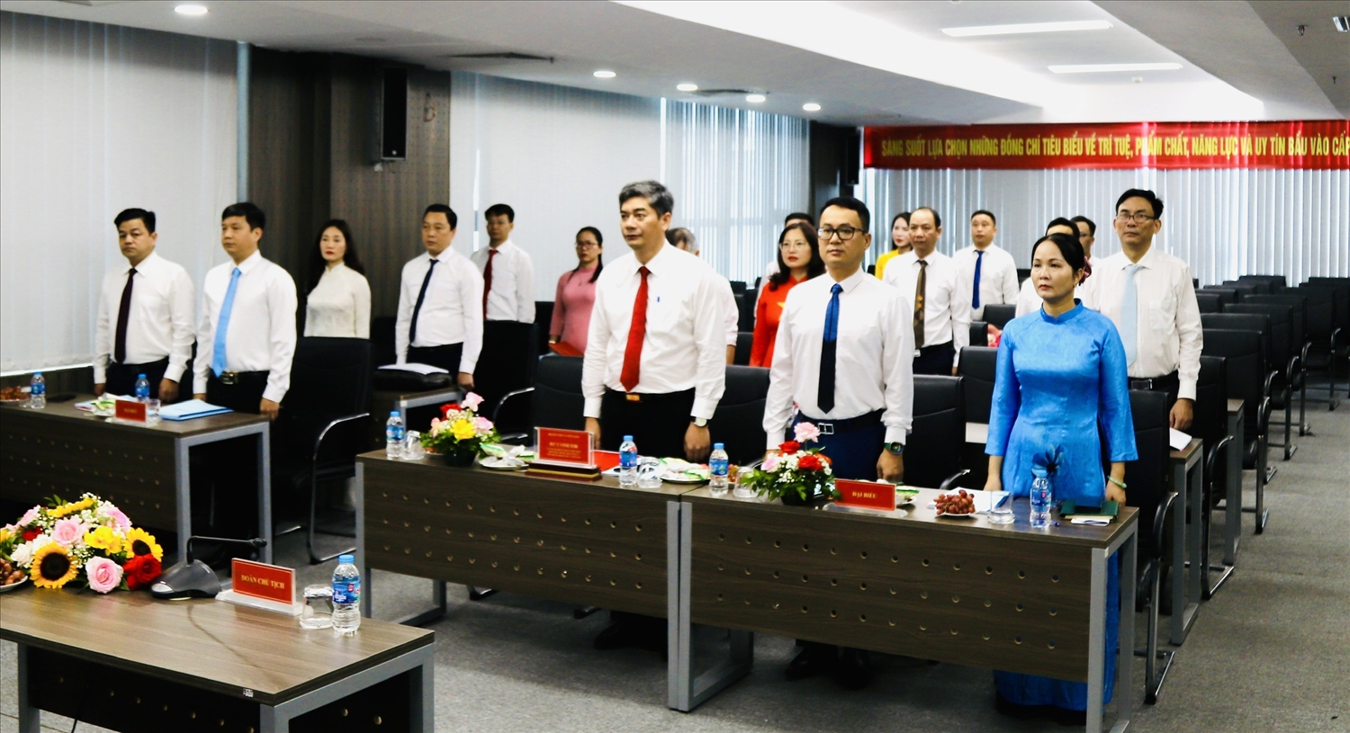 Các đại biểu thực hiện nghi lễ chào cờ tại Đại hội